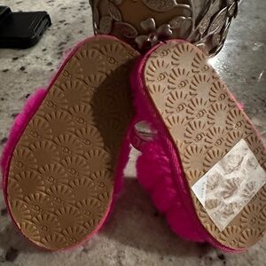 Toddler Ugg slipper size 5 brand new never worn just to small